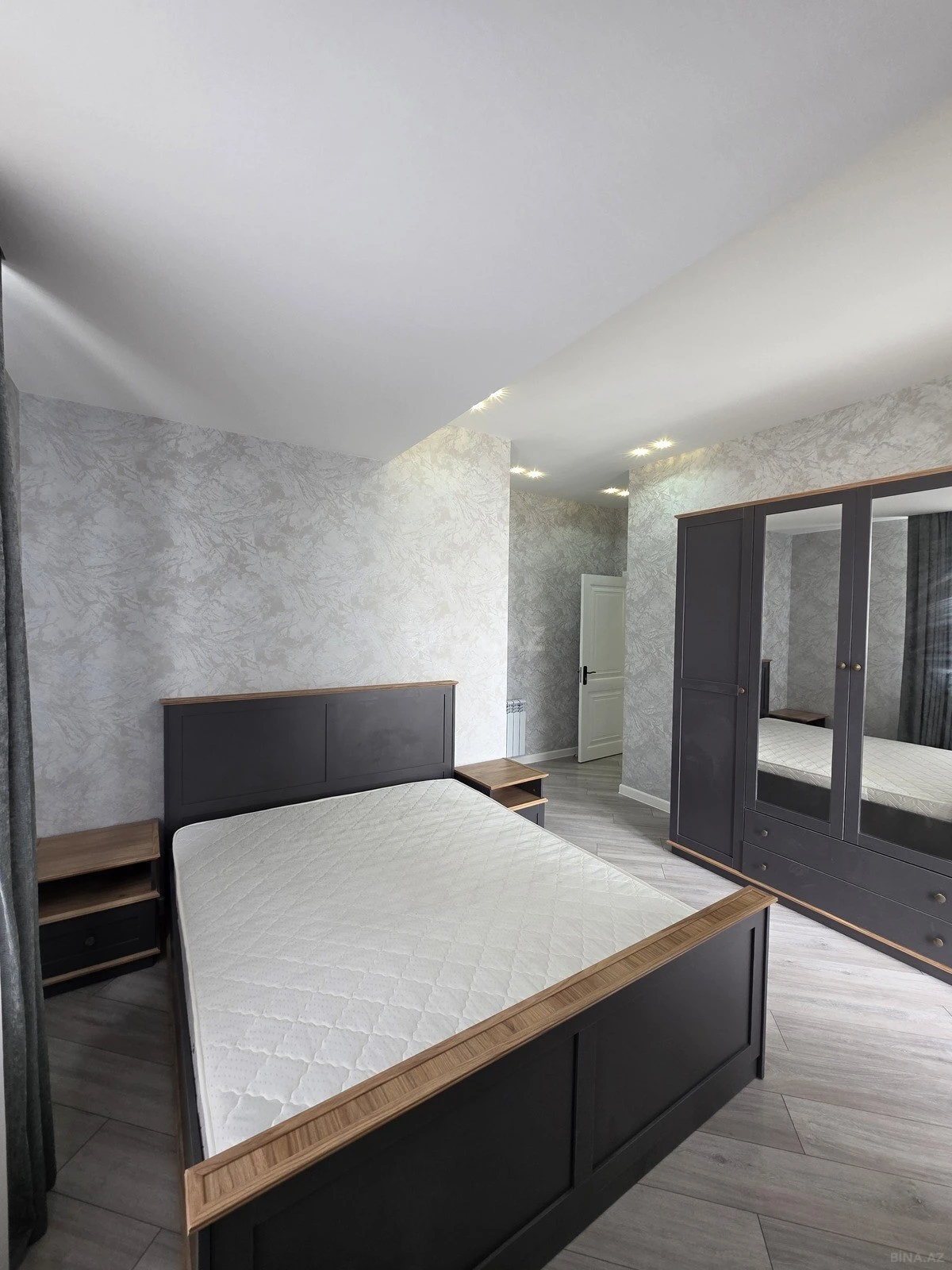 Satılır 2 otaqlı mənzil 111 m²