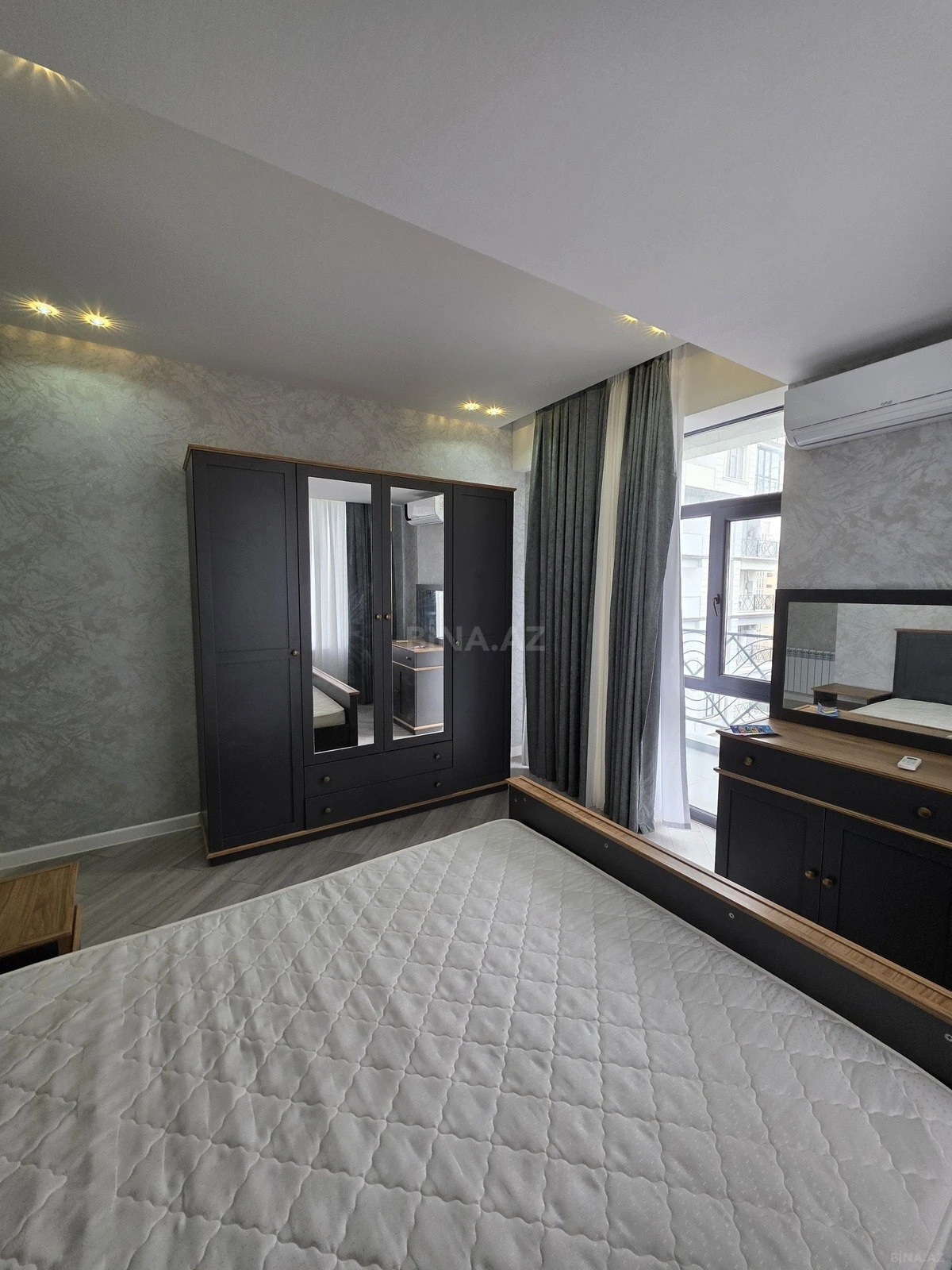 Satılır 2 otaqlı mənzil 111 m²