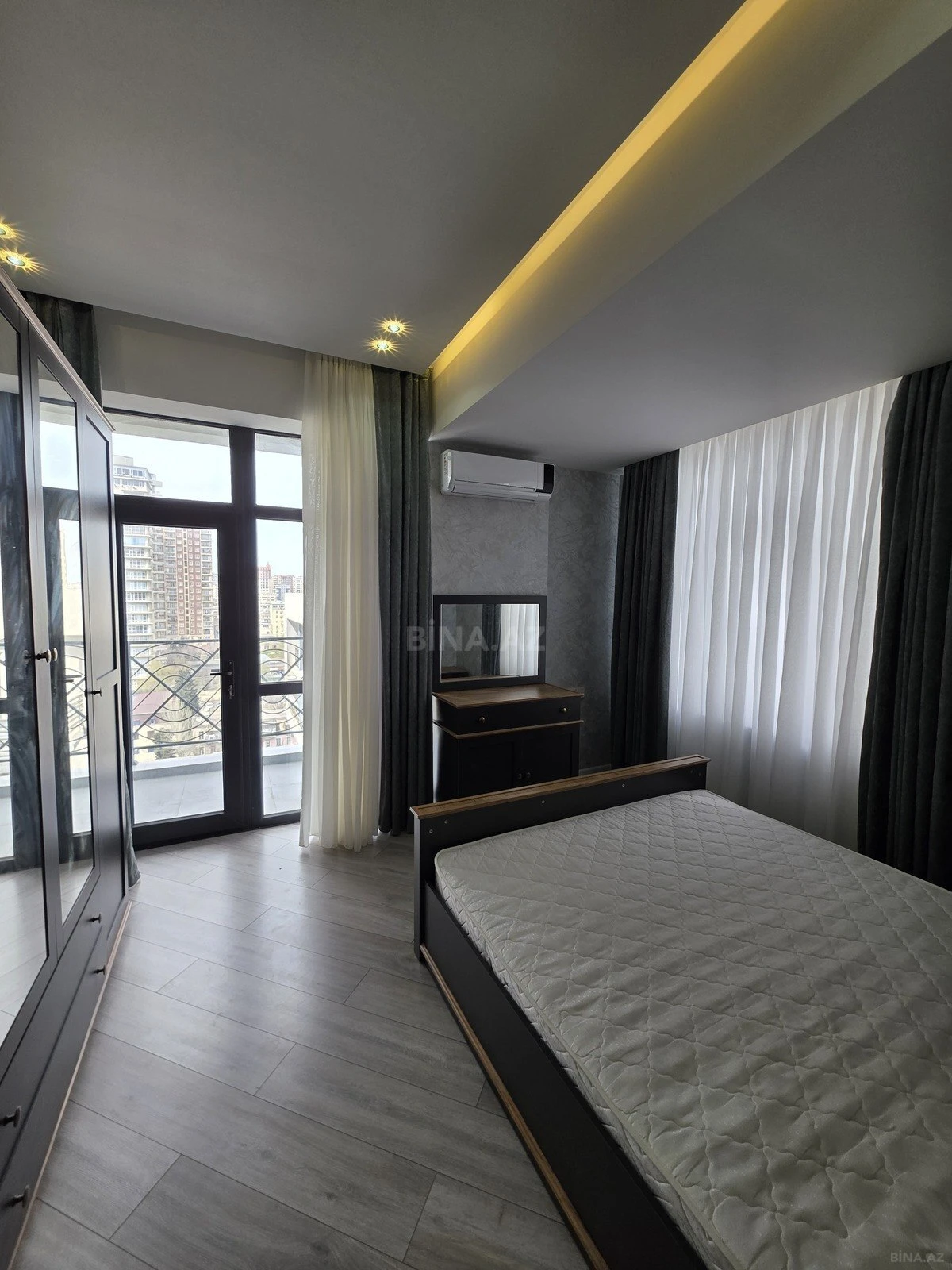Satılır 2 otaqlı mənzil 111 m²