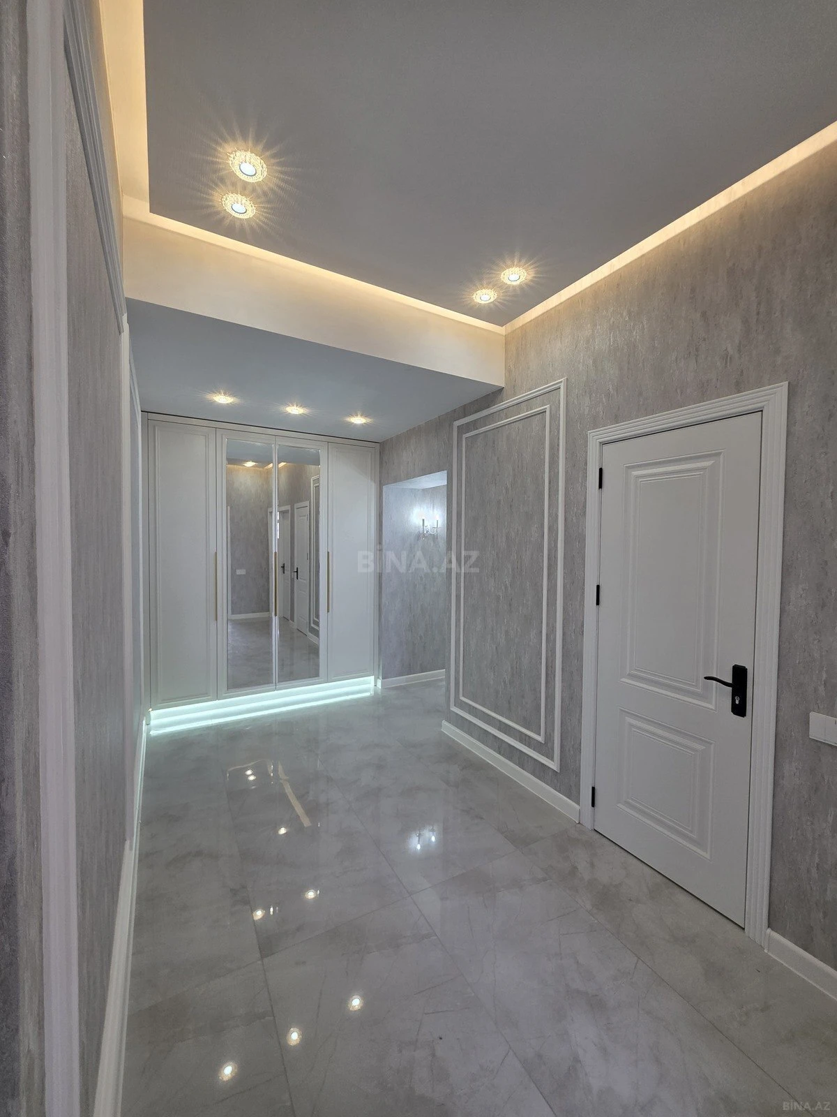 Satılır 2 otaqlı mənzil 111 m²