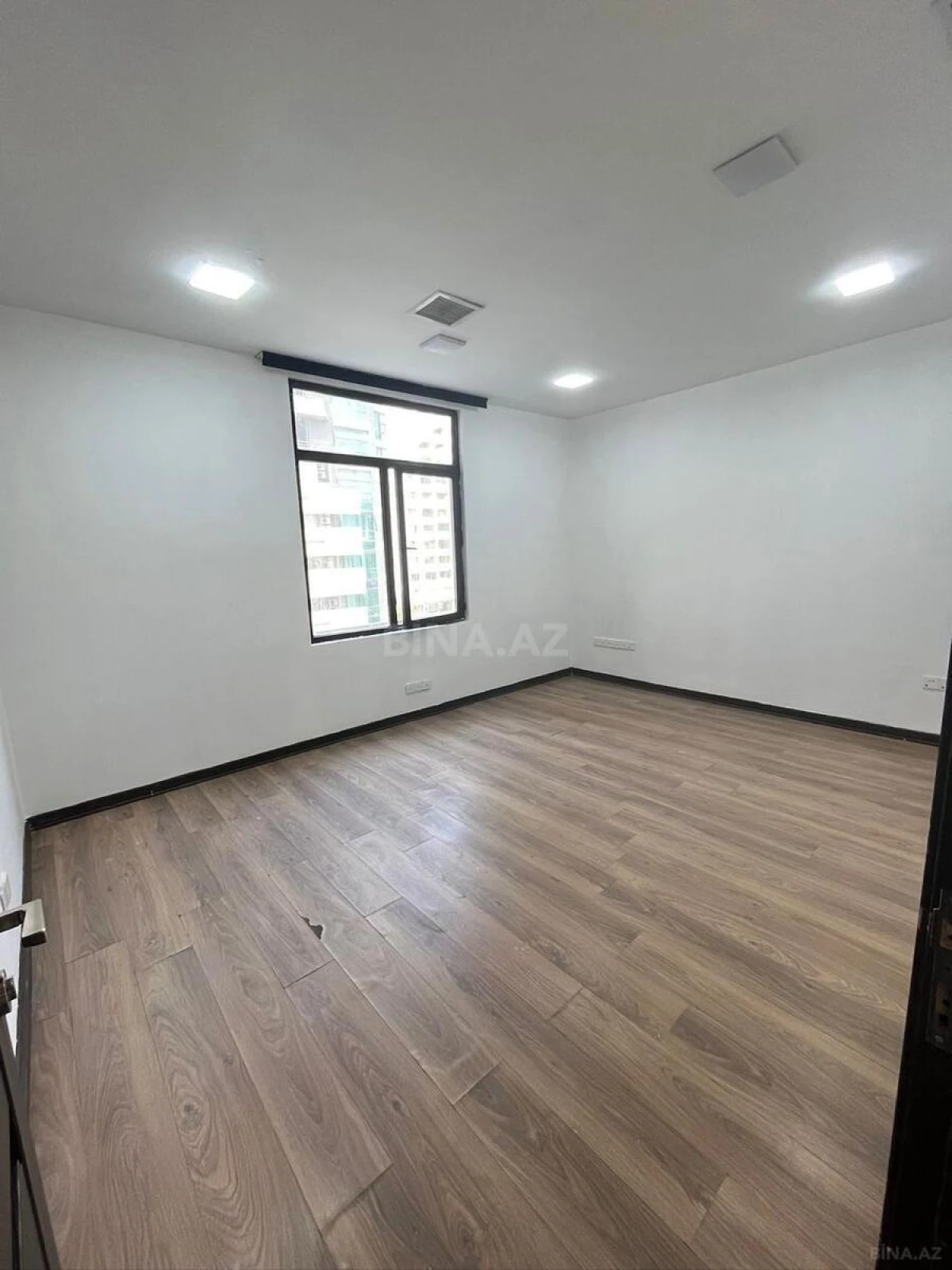 Kirayə verilir 2 otaqlı ofis 70 m²