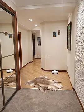 Satılır 4 otaqlı mənzil 130 m²