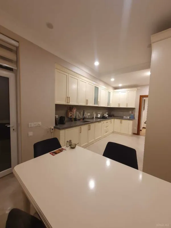 Satılır 4 otaqlı mənzil 130 m²