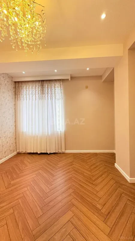 Satılır 4 otaqlı mənzil 140 m²