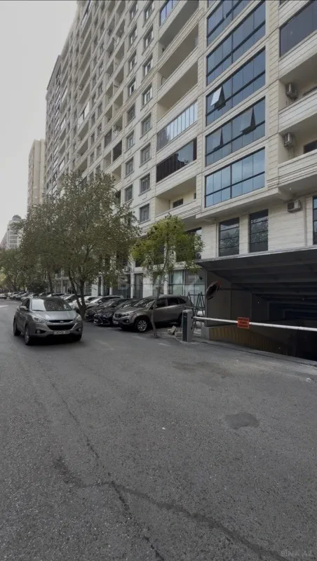Satılır 4 otaqlı mənzil 145 m²