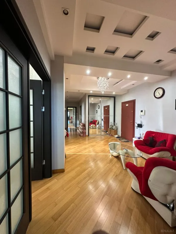 Kirayə verilir 4 otaqlı mənzil 215 m²