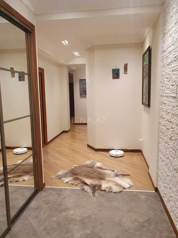 Satılır 4 otaqlı mənzil 135 m²