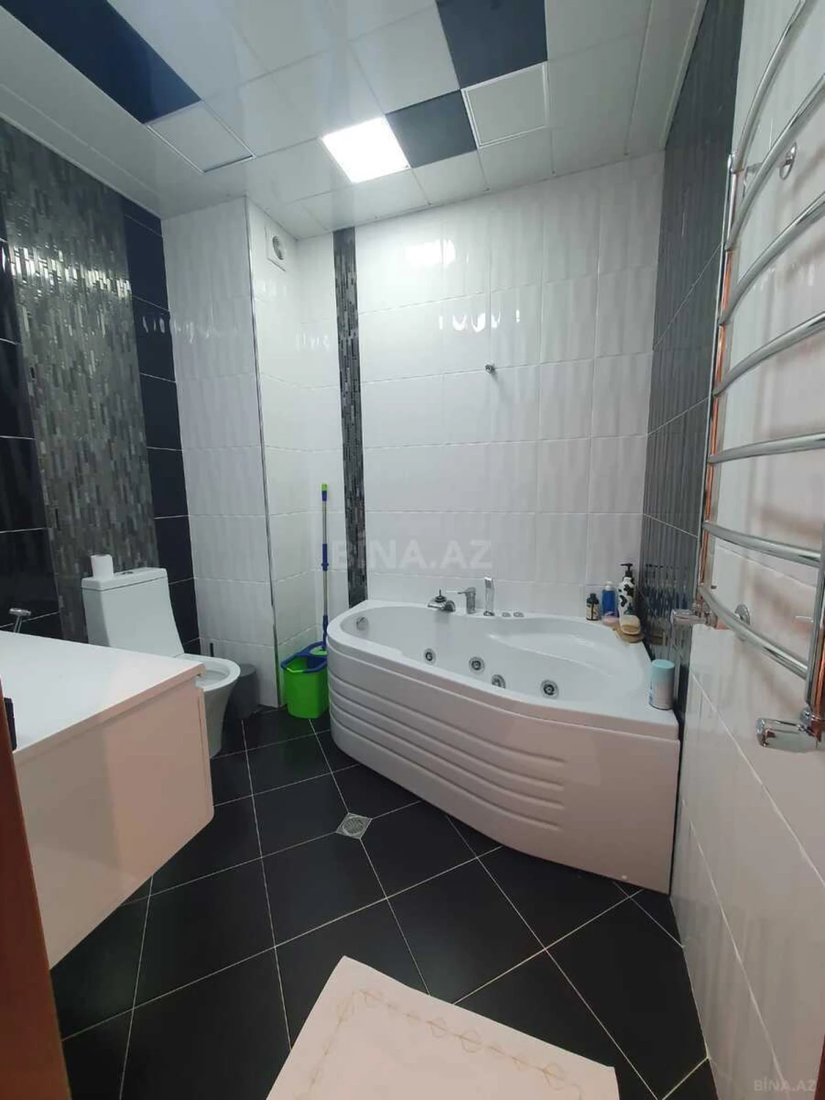 Satılır 4 otaqlı mənzil 135 m²