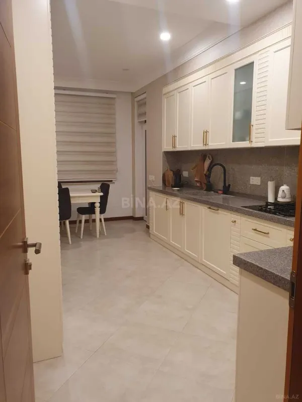Satılır 4 otaqlı mənzil 135 m²