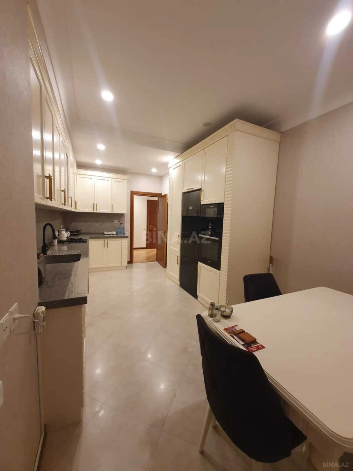 Satılır 4 otaqlı mənzil 135 m²