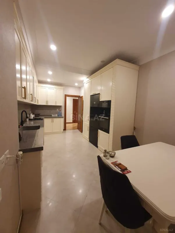 Satılır 4 otaqlı mənzil 135 m²