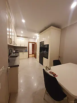 Satılır 4 otaqlı mənzil 135 m²