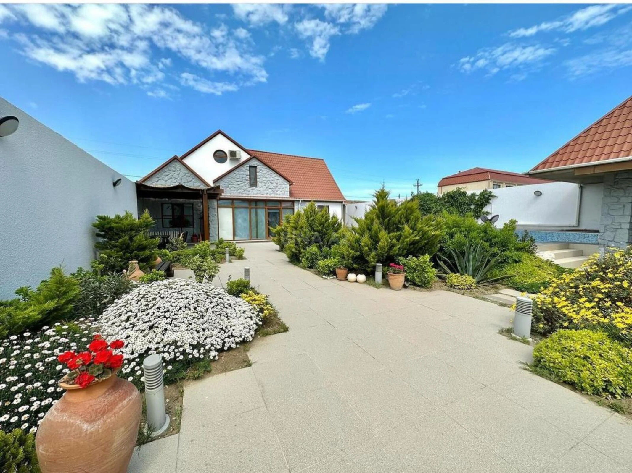 Satılır 4 otaqlı həyət evi 250 m²