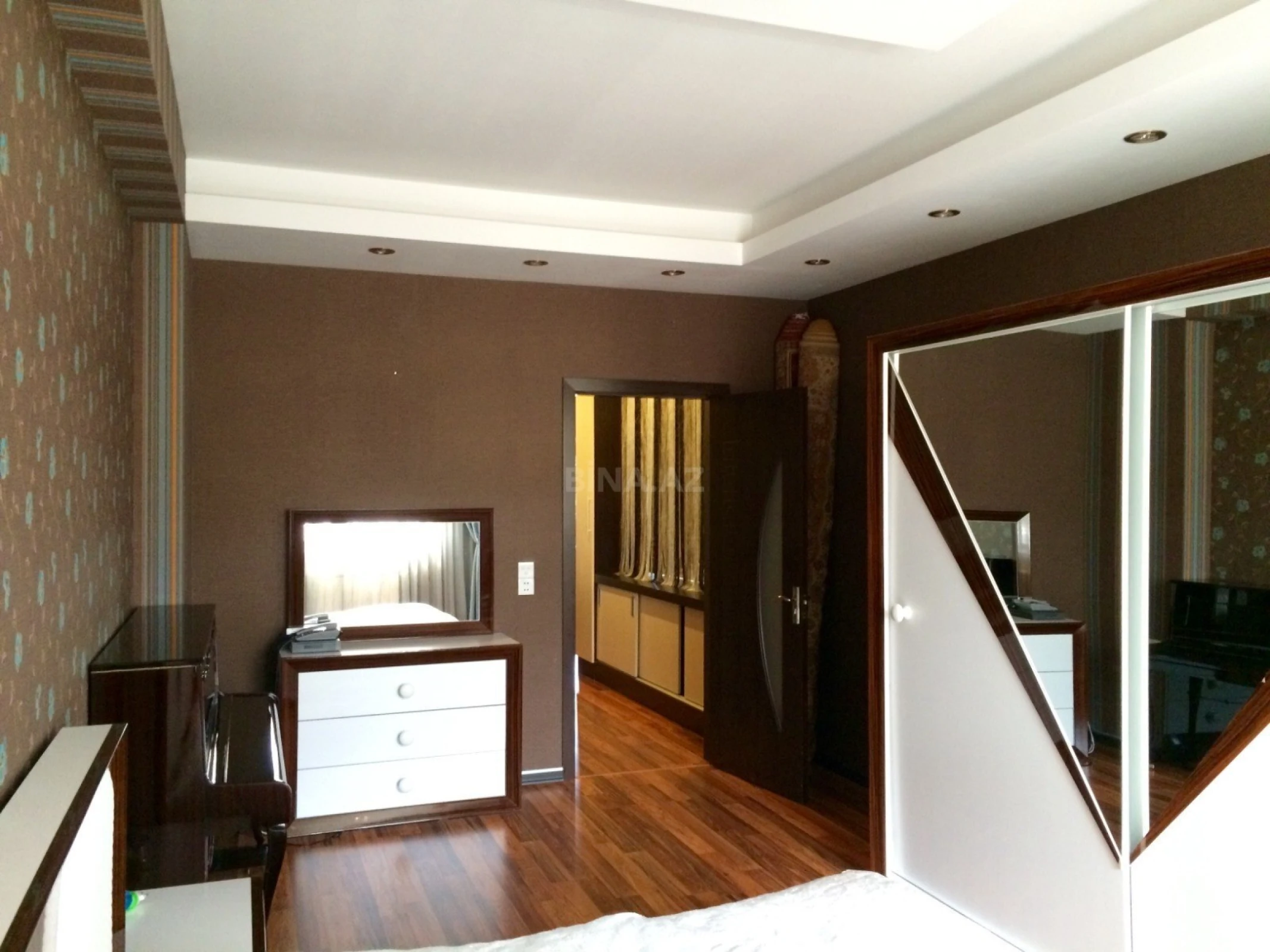 Satılır 3 otaqlı mənzil 117 m²