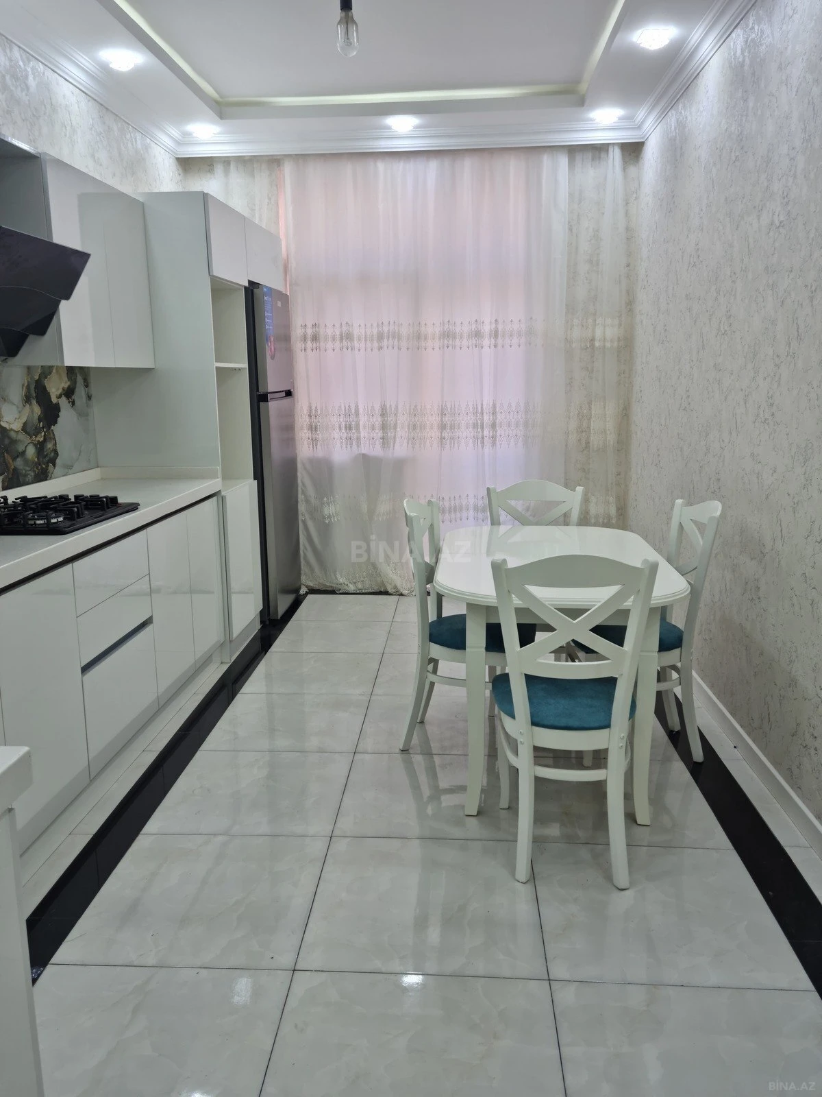 Kirayə verilir 4 otaqlı mənzil 140 m²