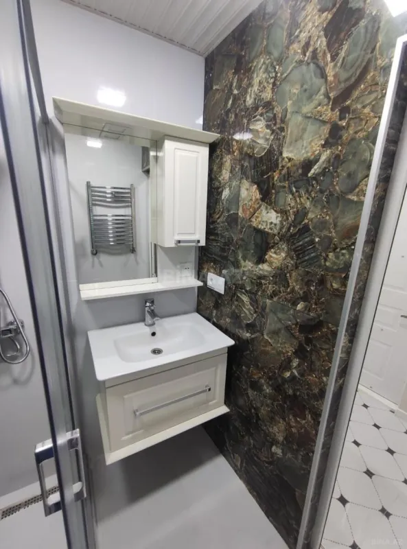 Kirayə verilir 2 otaqlı mənzil 90 m²