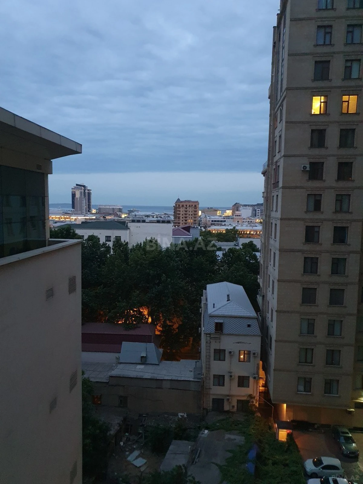 Satılır 5 otaqlı mənzil 330 m²