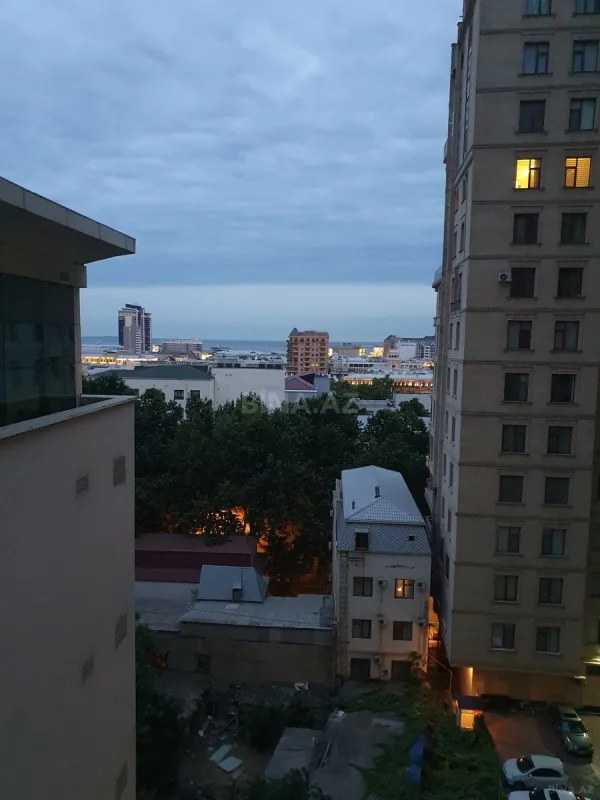 Satılır 5 otaqlı mənzil 330 m²