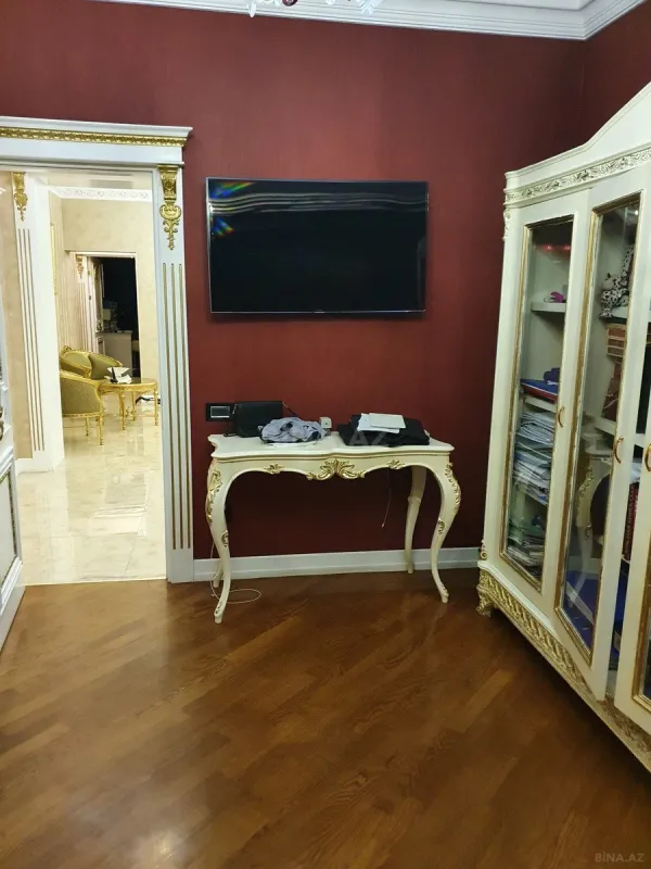 Satılır 5 otaqlı mənzil 330 m²