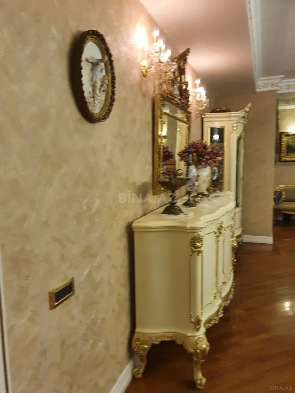 Satılır 5 otaqlı mənzil 330 m²