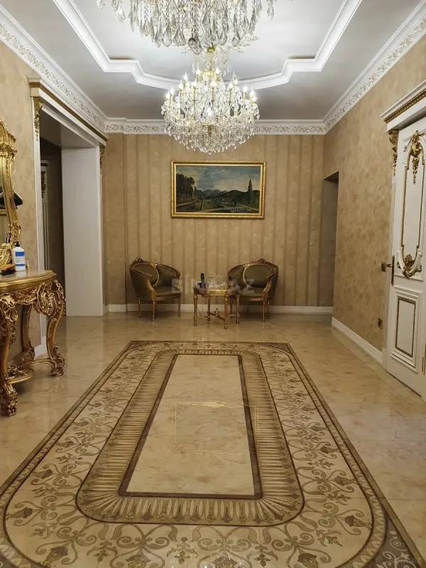 Satılır 5 otaqlı mənzil 330 m²