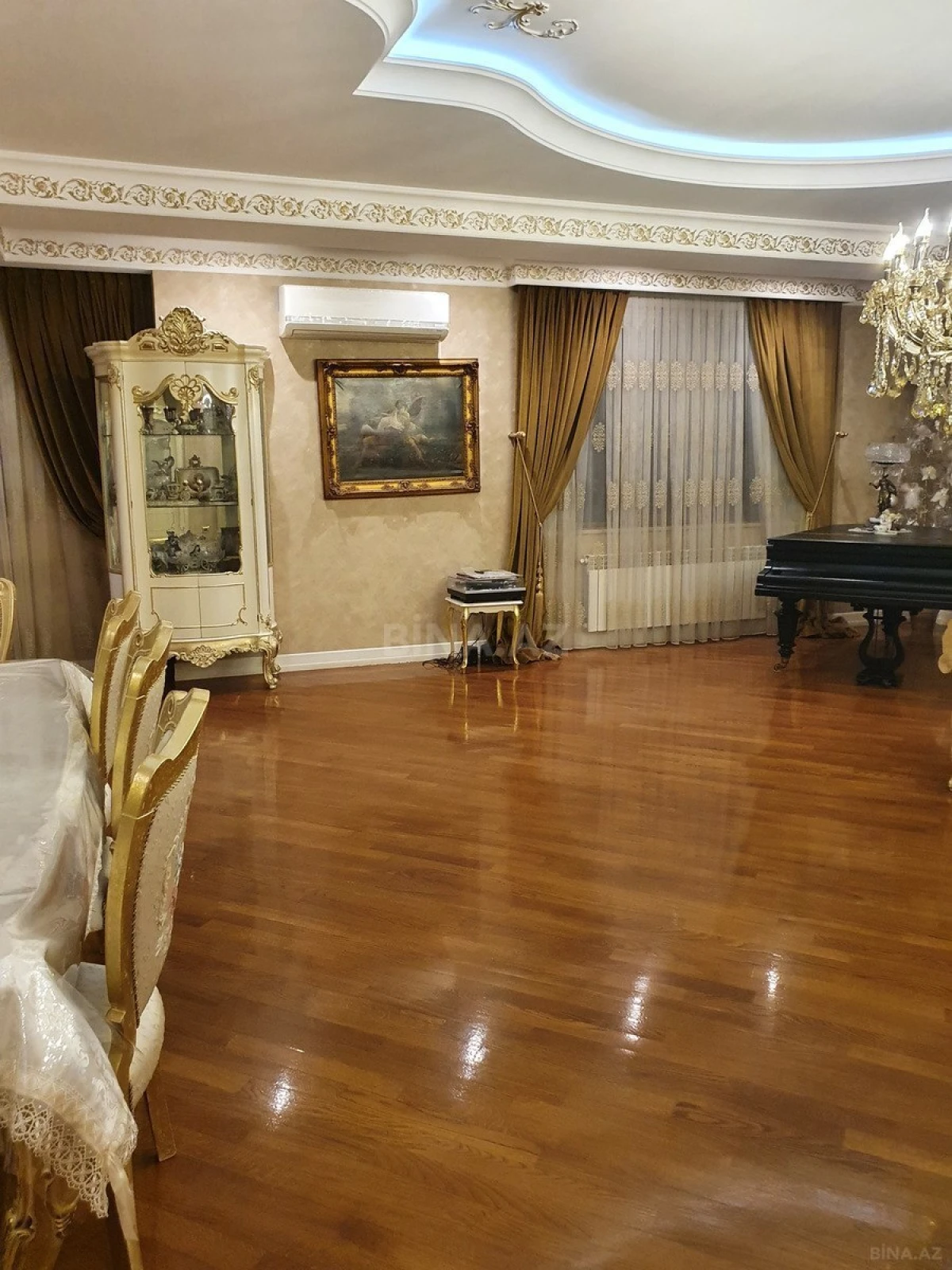 Satılır 5 otaqlı mənzil 330 m²