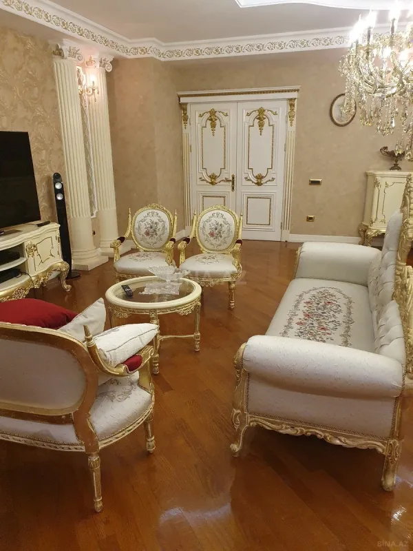 Satılır 5 otaqlı mənzil 330 m²