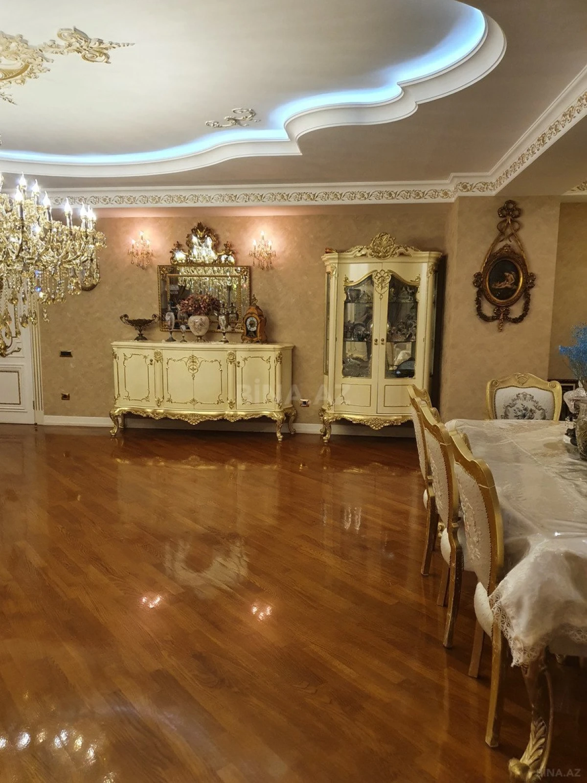 Satılır 5 otaqlı mənzil 330 m²