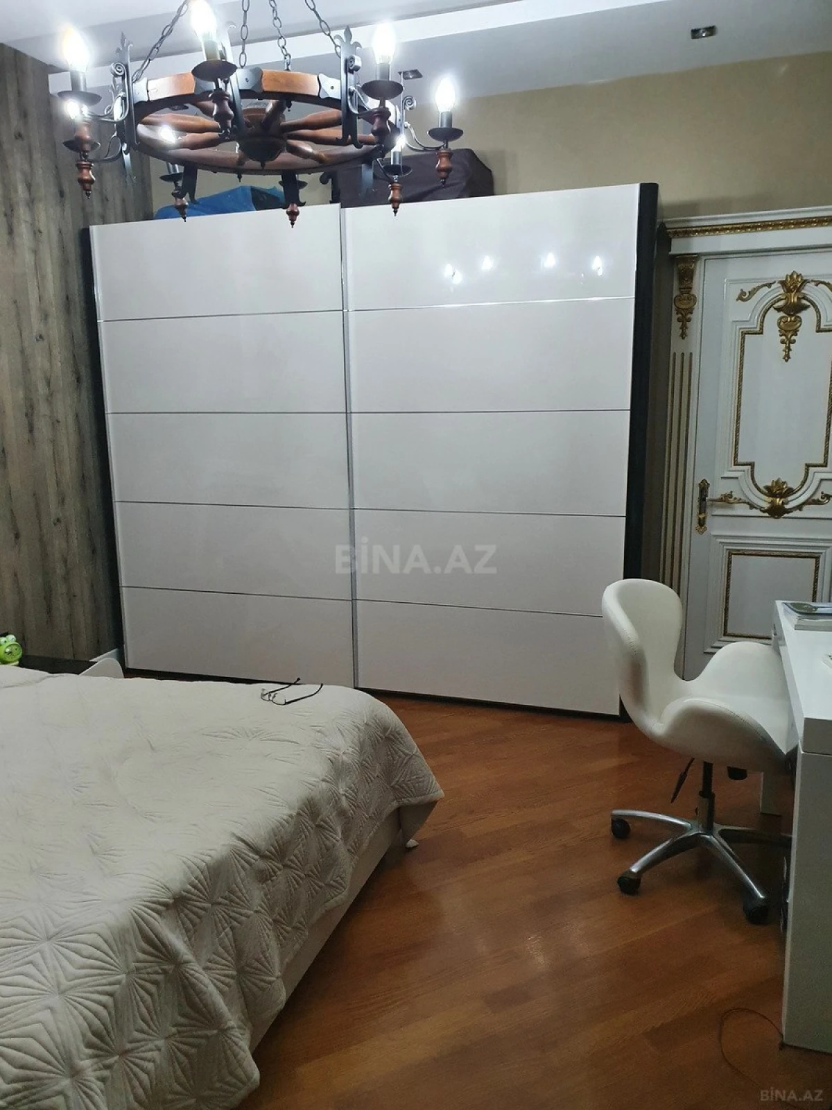 Satılır 5 otaqlı mənzil 330 m²