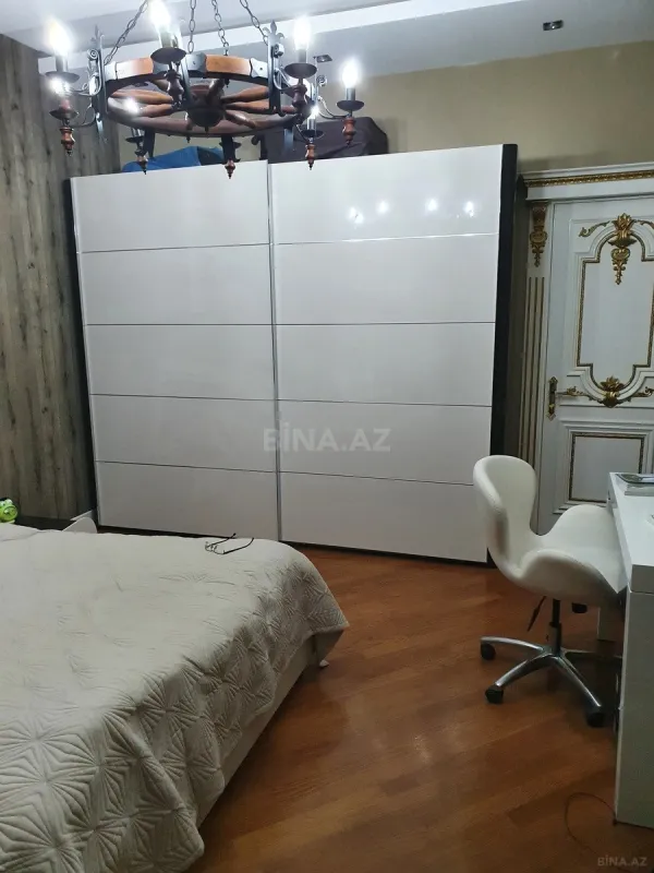 Satılır 5 otaqlı mənzil 330 m²