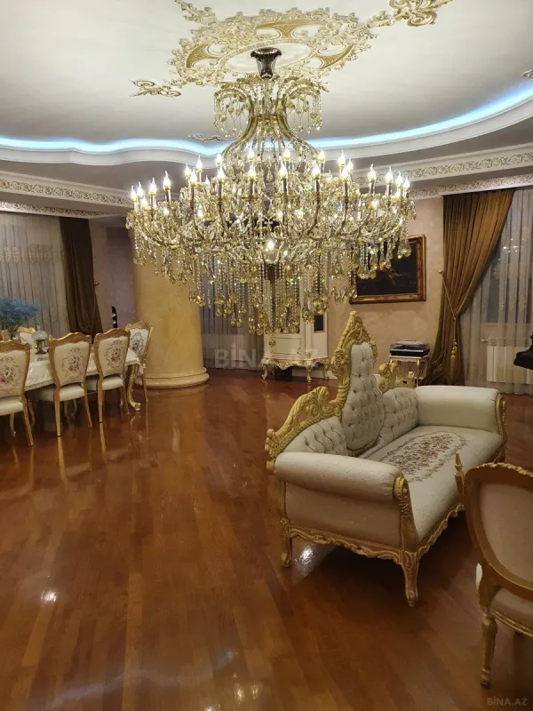 Satılır 5 otaqlı mənzil 330 m²