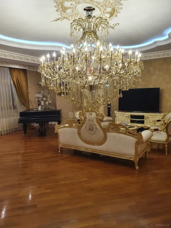 Satılır 5 otaqlı mənzil 330 m²