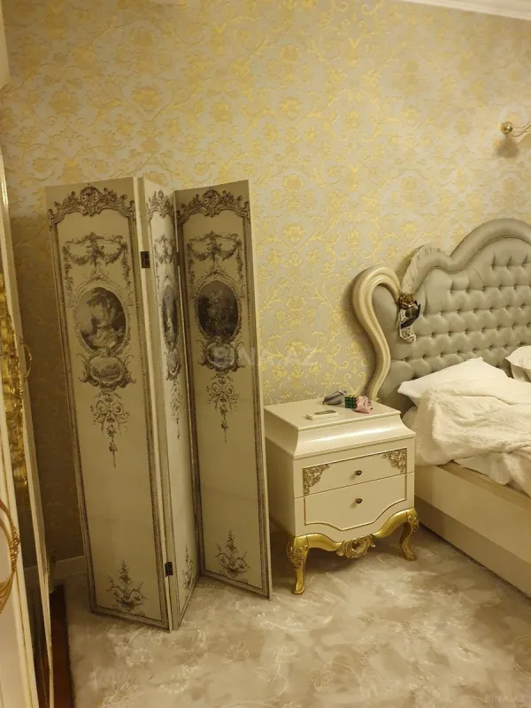 Satılır 5 otaqlı mənzil 330 m²