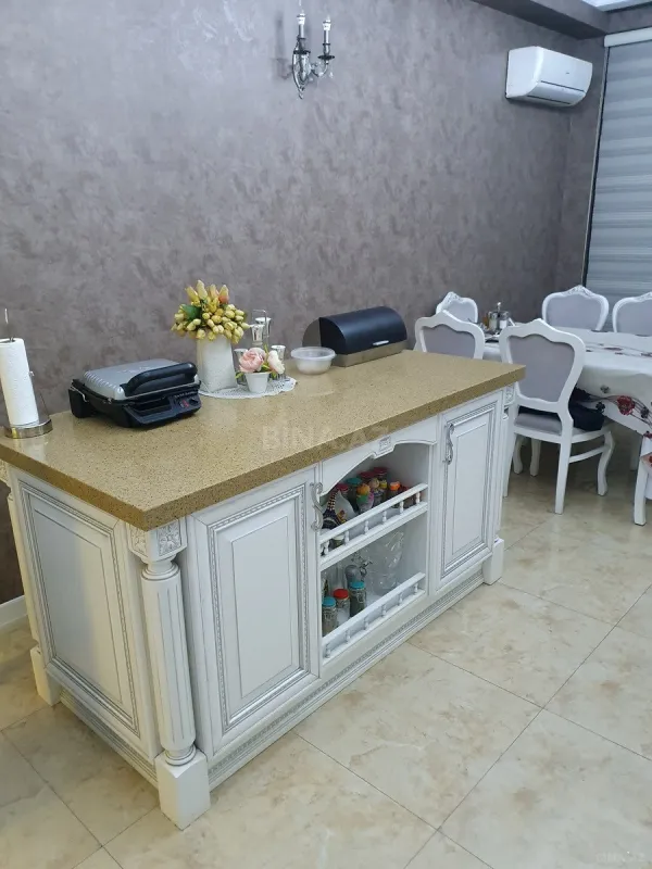 Satılır 5 otaqlı mənzil 330 m²