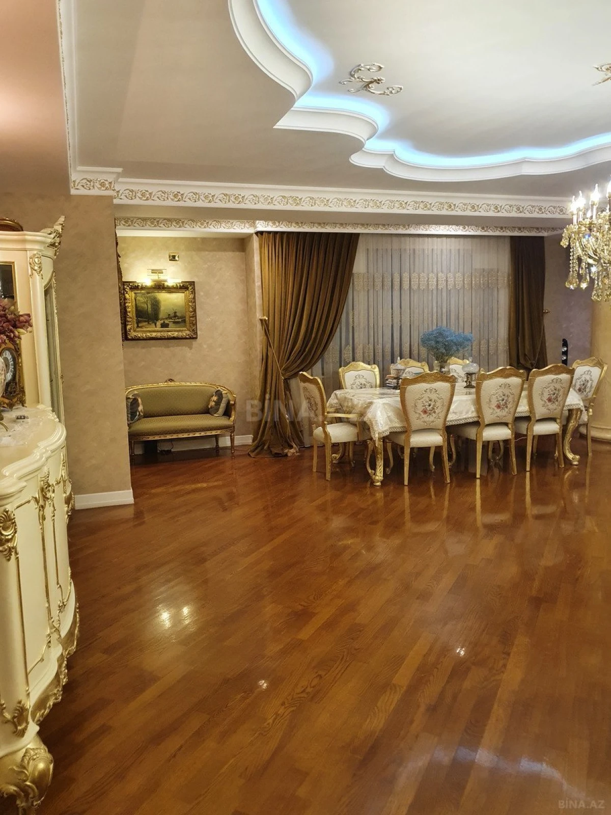 Satılır 5 otaqlı mənzil 330 m²