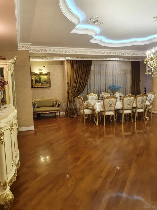 Satılır 5 otaqlı mənzil 330 m²