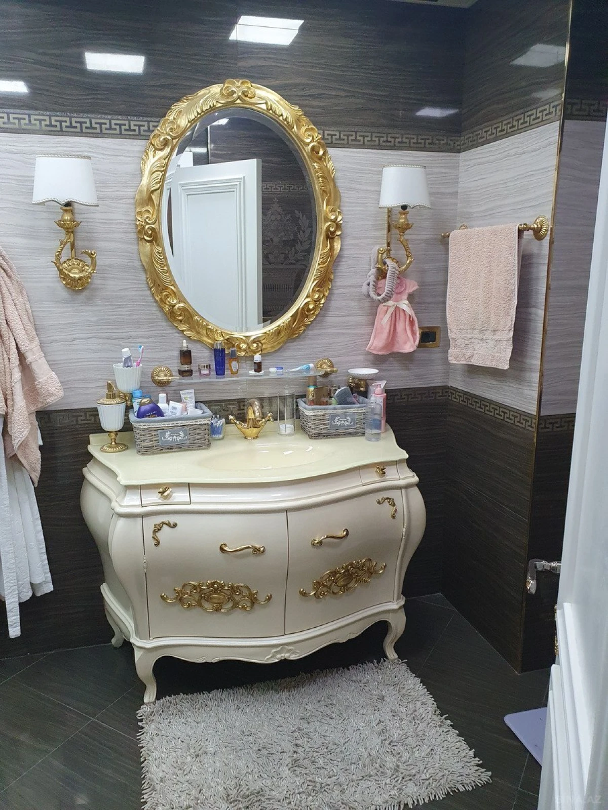 Satılır 5 otaqlı mənzil 330 m²