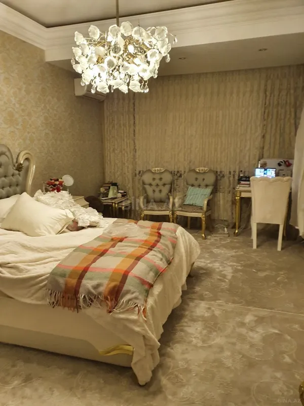 Satılır 5 otaqlı mənzil 330 m²