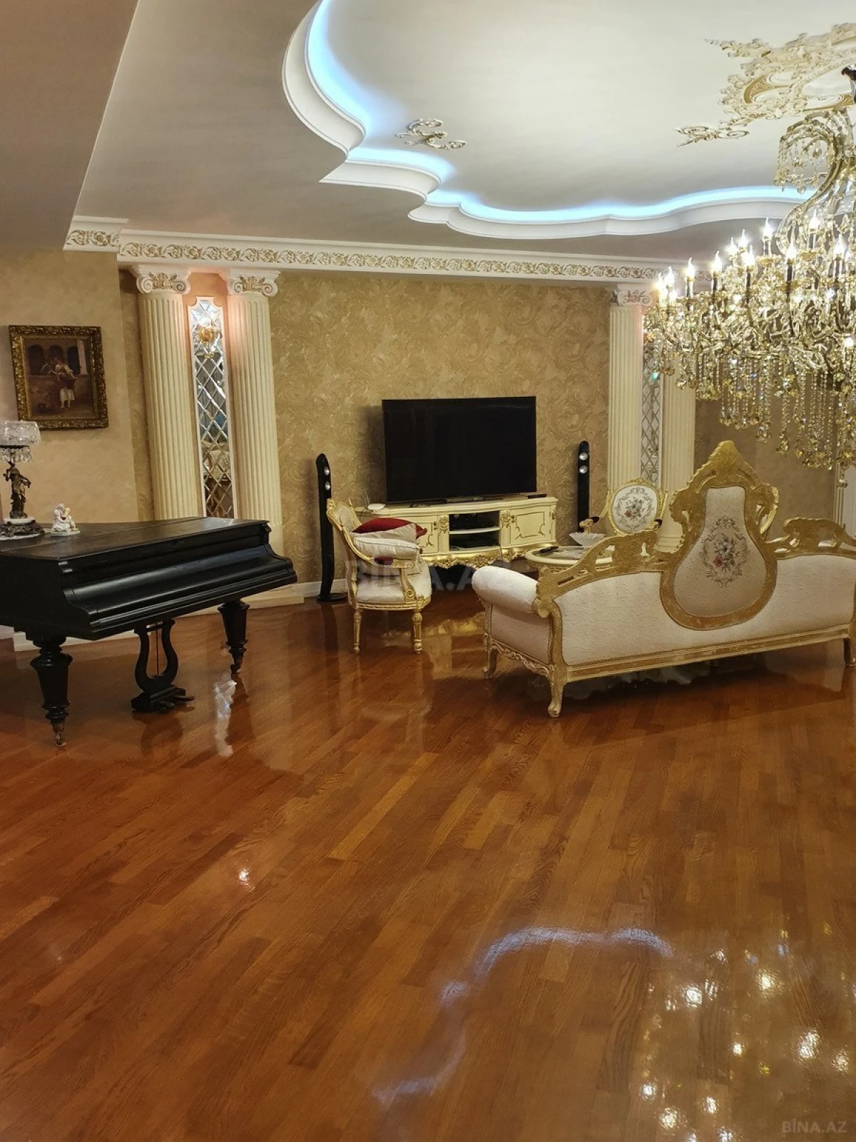 Satılır 5 otaqlı mənzil 330 m²