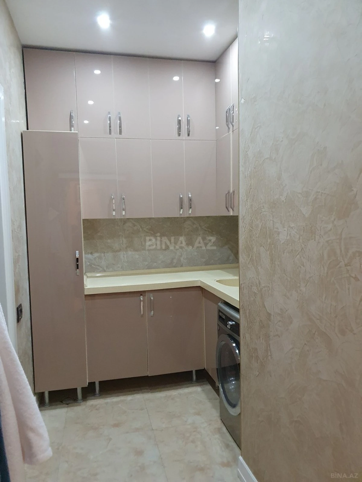 Satılır 5 otaqlı mənzil 330 m²