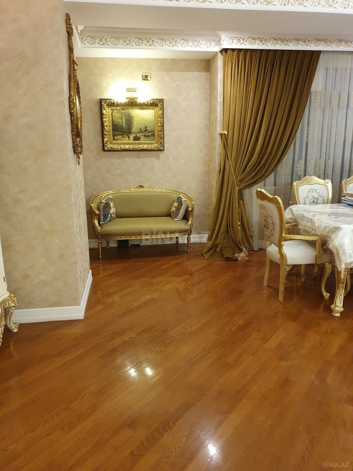 Satılır 5 otaqlı mənzil 330 m²