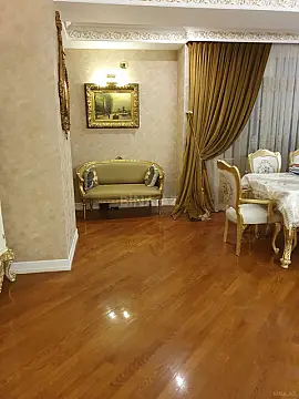 Satılır 5 otaqlı mənzil 330 m²