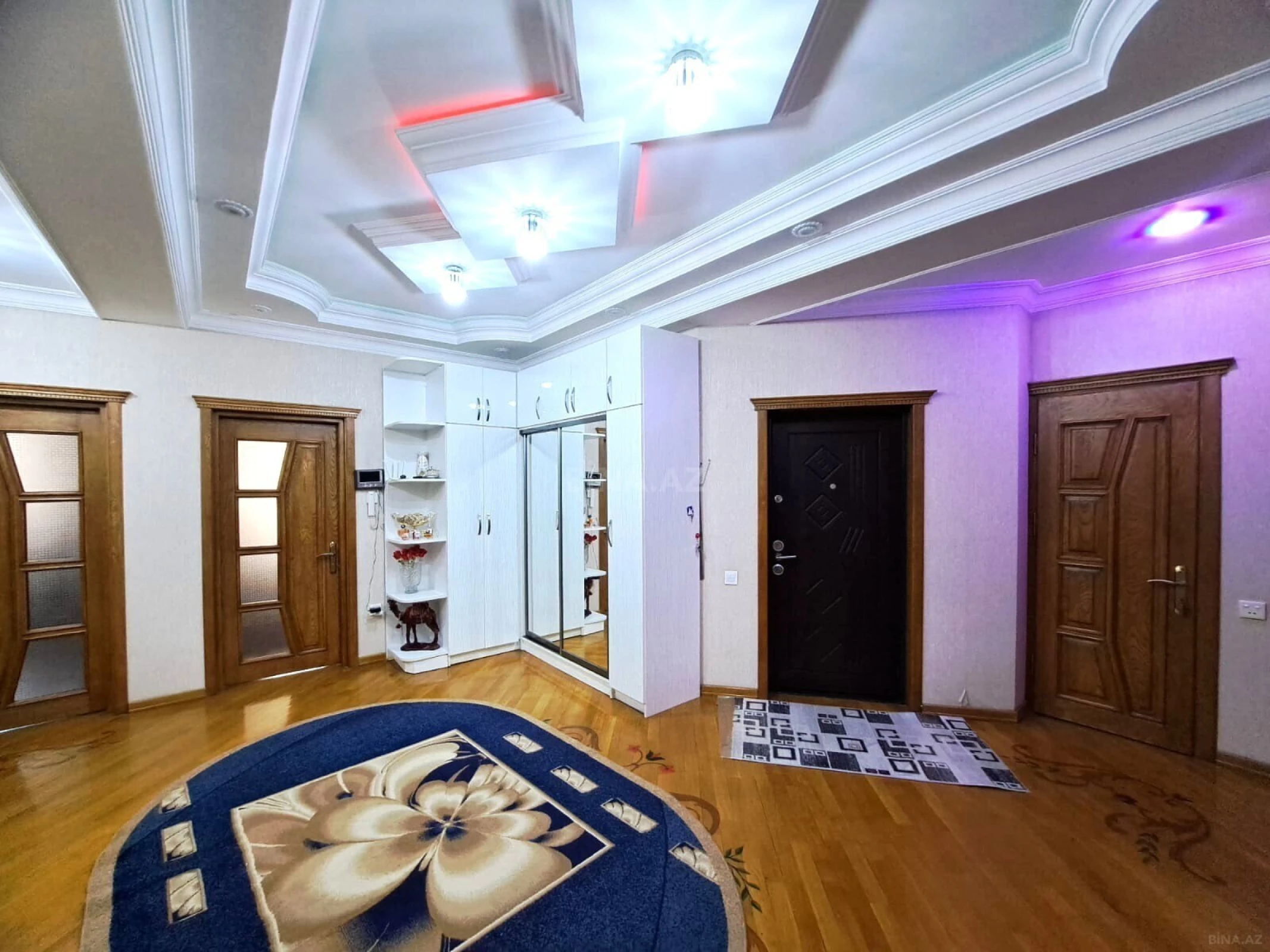 Satılır 4 otaqlı mənzil 161 m²