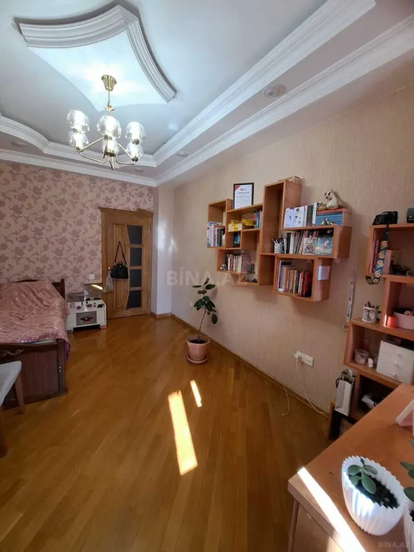 Satılır 4 otaqlı mənzil 161 m²
