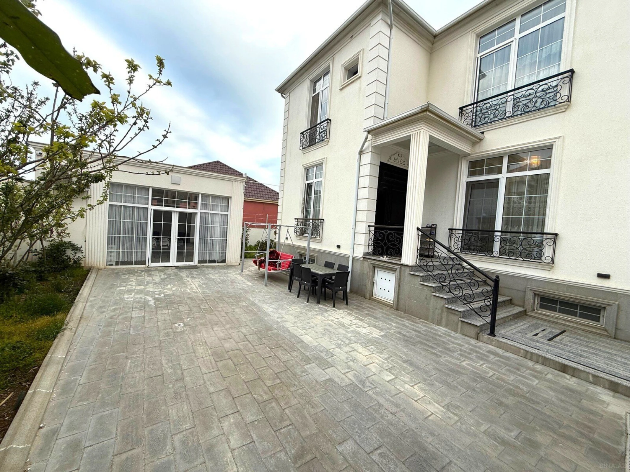 Satılır 7 otaqlı həyət evi 350 m²