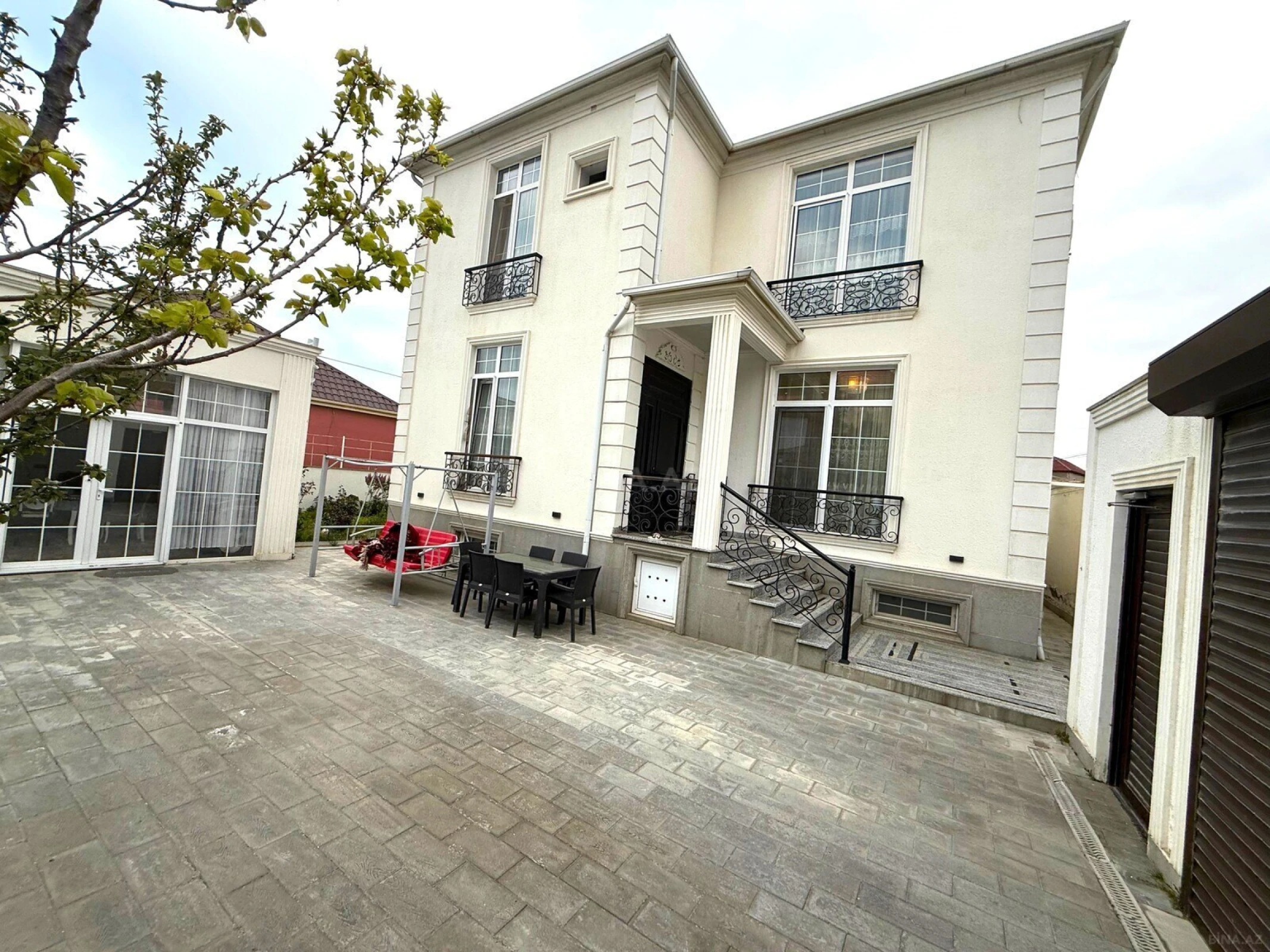 Satılır 7 otaqlı həyət evi 350 m²