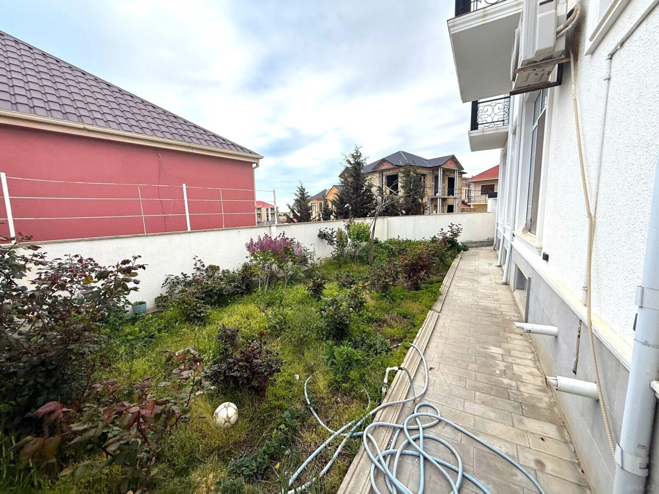 Satılır 7 otaqlı həyət evi 350 m²