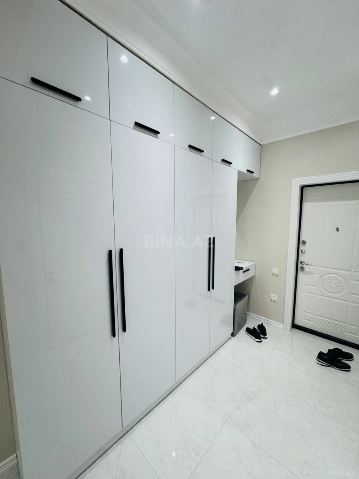 Kirayə verilir 2 otaqlı mənzil 108 m²