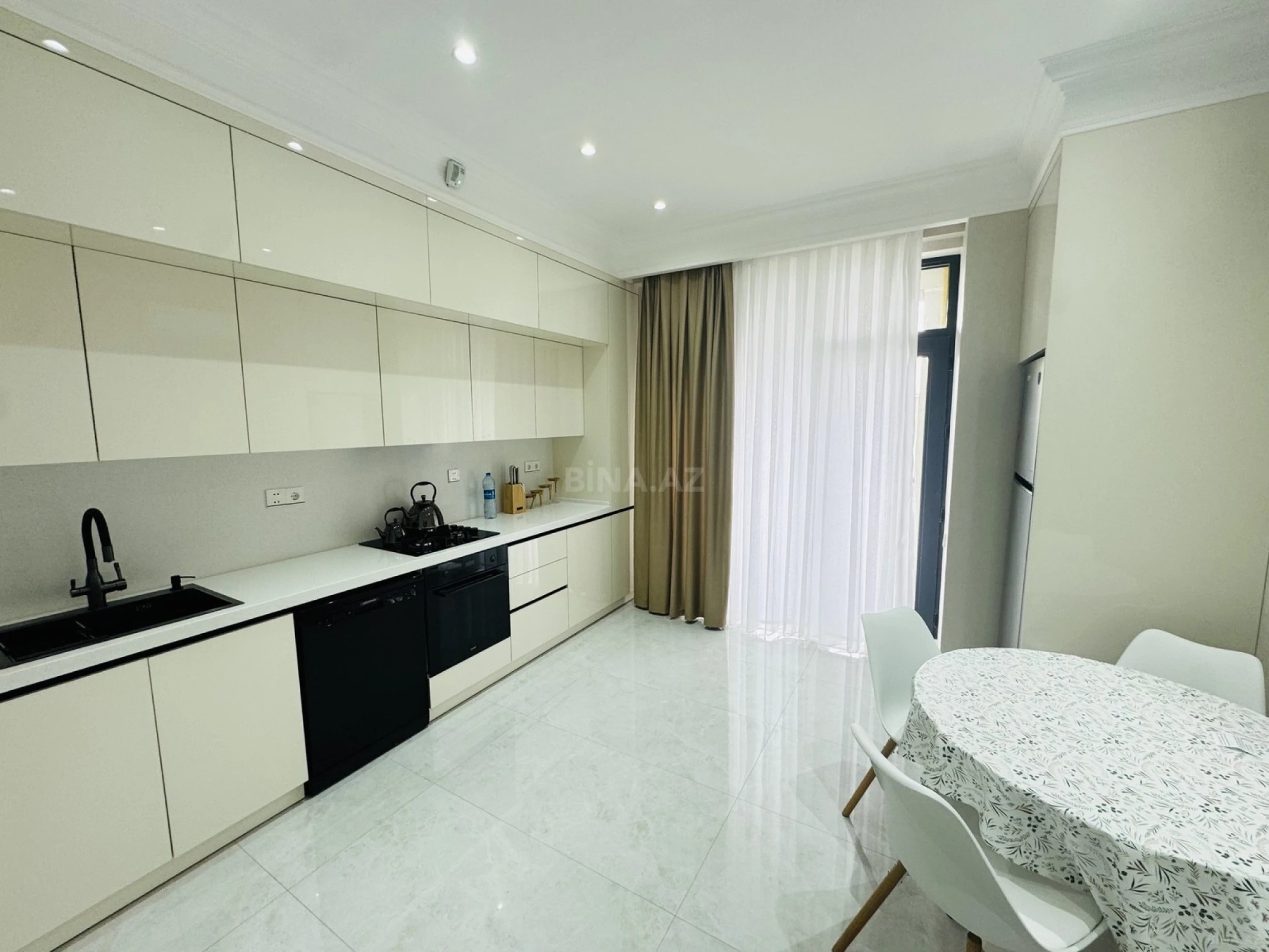 Kirayə verilir 2 otaqlı mənzil 108 m²