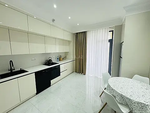 Kirayə verilir 2 otaqlı mənzil 108 m²